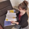 Janina zeigt das Workbook