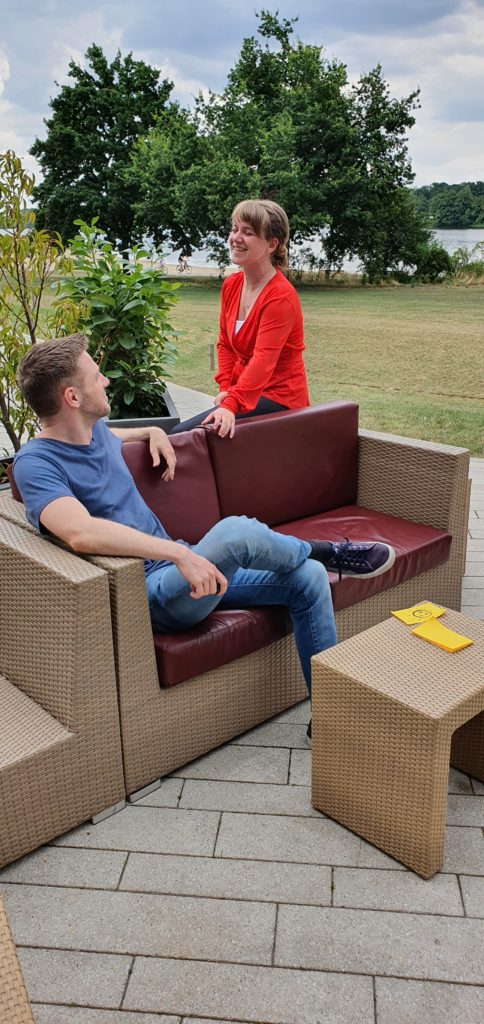 Henry Schneider & Janina Kappelhoff haben Spaß im AU0enbereich des Courtyard Hotels in Wolfsburg bei bestem Wetter