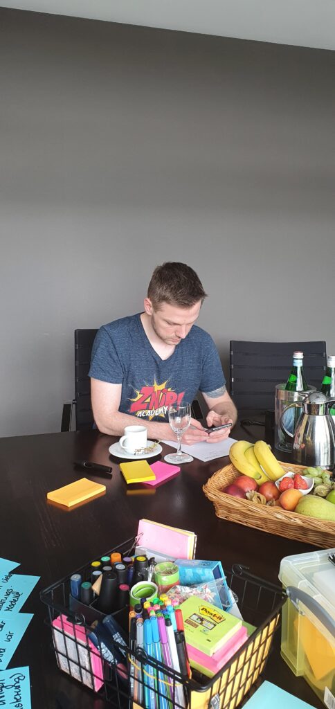 Henry Schneider notiert Dinge auf Post-Its, beim Frühstück (Obstkorb)