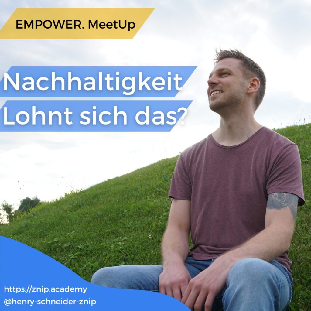 Henry Schneider sitzt auf einem begrünten Hügel und schaut in die Ferne - Nachhaltigkeit lohnt sich das?