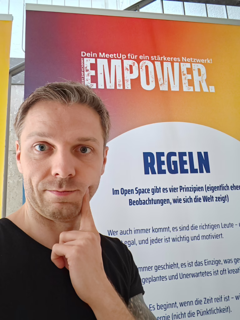 Henry Schneider vor dem EMPOWER. MeetUp Roll-Up mit den Regeln