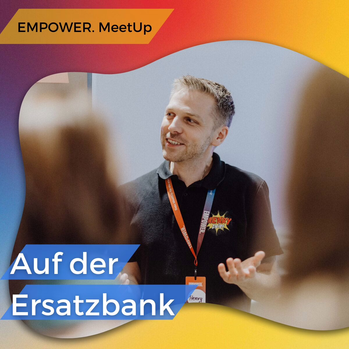 Auf der Ersatzbank - Henry ist im Fokus vor Menschen zu sehen