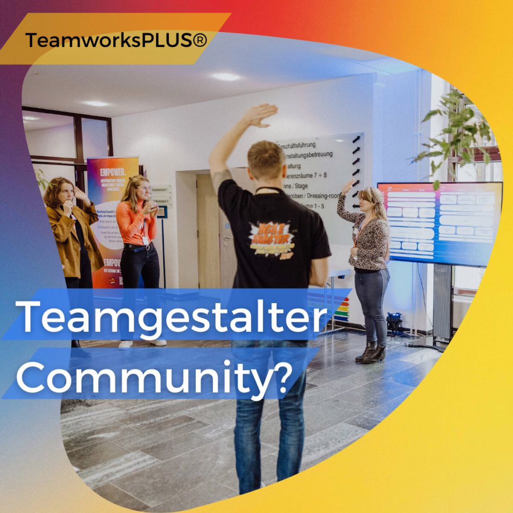 4 Menschen heben auf einem Community-Event ihre Hände